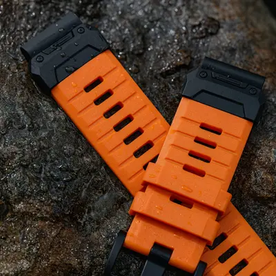 Pomarańczowy pasek moVear FKM Extreme do Garmin QuickFit 22/26 mm na mokrym kamieniu, odporność na wodę i błoto