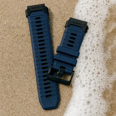 Granatowy pasek moVear FKM Extreme do Garmin QuickFit 22/26 mm na piasku, obmywany przez fale, wodoodporny sportowy pasek